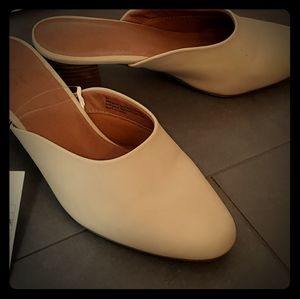 Womens size 8.5 mule tan shoe